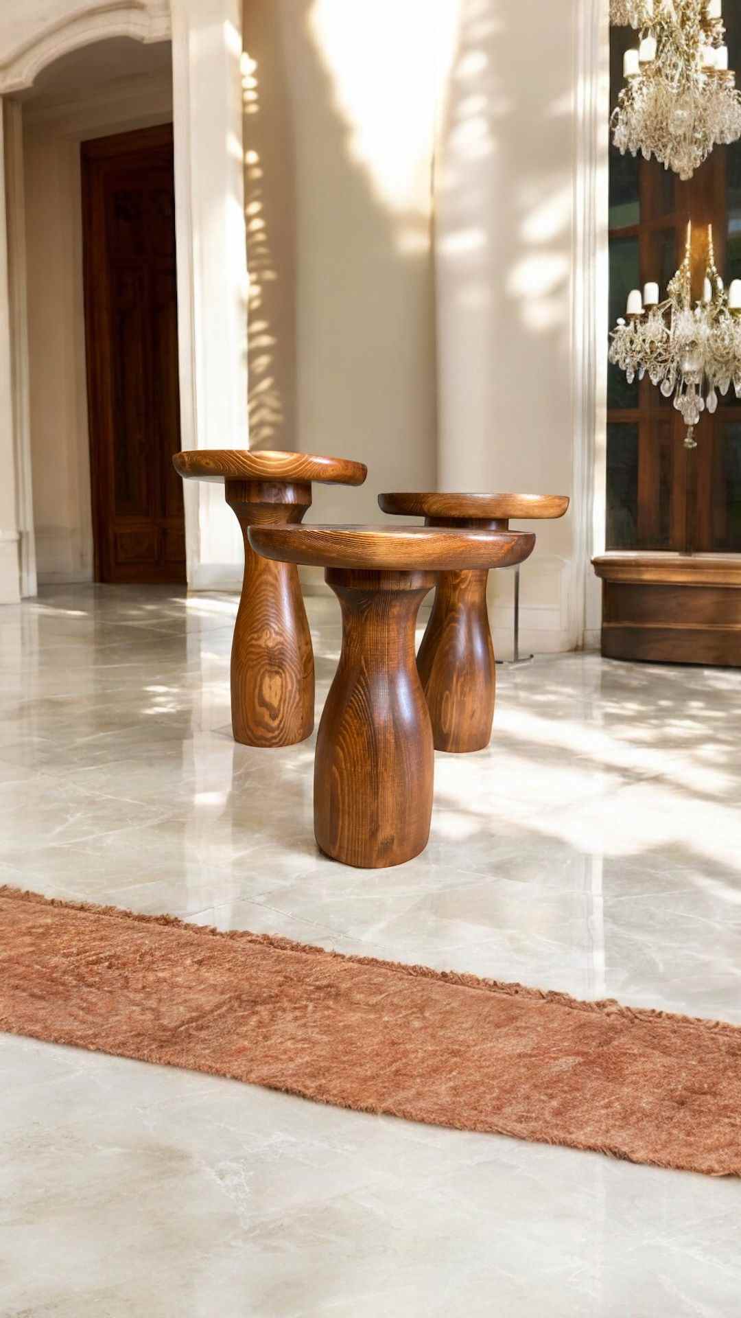 Açık ceviz renkte, farklı boyutlarda 3’lü mantar sehpa seti, zigon sehpa olarak kullanıma uygun.